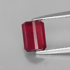 1.57カラットの天然ピンクレッドルビー（7.2×5.2 mm・エメラルドカット）