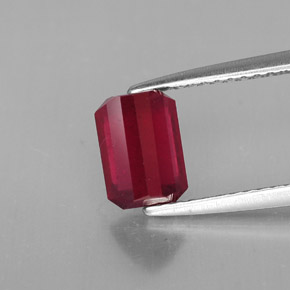 1.73カラットの天然ピンクレッドルビー（7.2×5.2 mm・エメラルドカット）