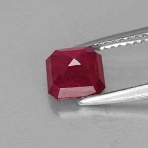 1.58カラットの天然ピンクレッドルビー（6.1×6 mm・エメラルドカット）