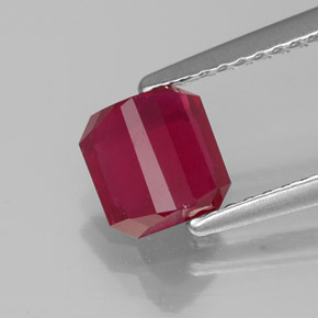 1.50カラットの天然ピンクレッドルビー（5.9×5.8 mm・エメラルドカット）