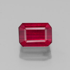 1.57カラットの天然レッドルビー（7×5 mm・エメラルドカット）