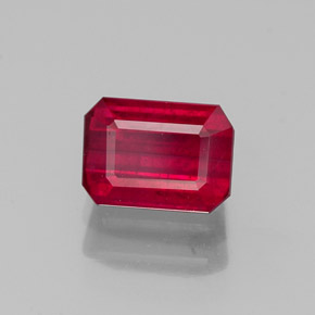 1.57カラットの天然レッドルビー（7×5 mm・エメラルドカット）