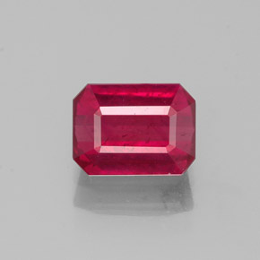 1.34カラットの天然ピンクレッドルビー（6.9×5.1 mm・エメラルドカット）