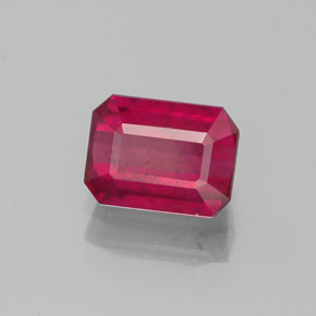 1.34カラットの天然ピンクレッドルビー（6.9×5.1 mm・エメラルドカット）