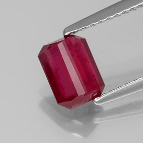 1.34カラットの天然ピンクレッドルビー（6.9×5.1 mm・エメラルドカット）