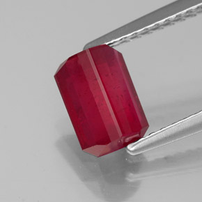 1.62カラットの天然ピンクレッドルビー（7.2×5.2 mm・エメラルドカット）