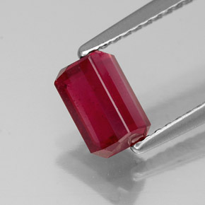 1.32カラットの天然ピンクレッドルビー（7×4.8 mm・エメラルドカット）