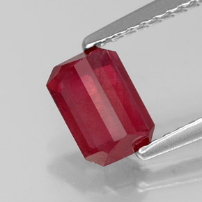 1.20カラットの天然レッドルビー（6.9×4.8 mm・エメラルドカット）