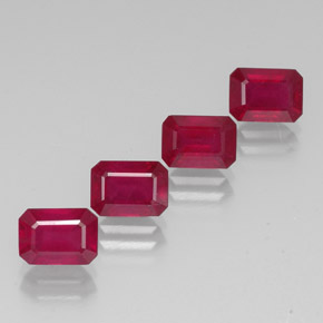 カラットの天然ピンクレッドルビー（7.1×5.1 mm・エメラルドカット）