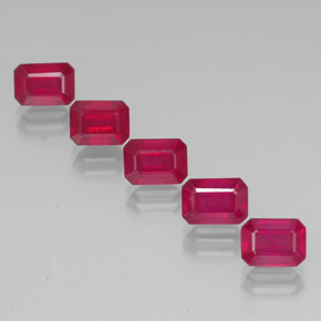 カラットの天然ピンクレッドルビー（7×5 mm・エメラルドカット）