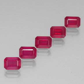 カラットの天然ピンクレッドルビー（7×5 mm・エメラルドカット）