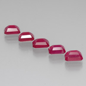 カラットの天然ピンクレッドルビー（7×5 mm・エメラルドカット）