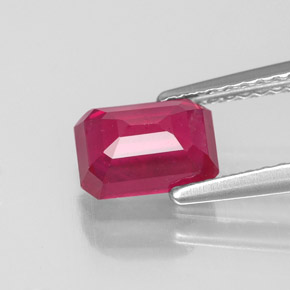 1.54カラットの天然ピンクレッドルビー（7.3×5.2 mm・エメラルドカット）