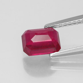 1.52カラットの天然ピンクレッドルビー（6.8×5.1 mm・エメラルドカット）