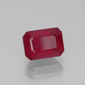 1.69カラットの天然ピンクレッドルビー（7.2×5.2 mm・エメラルドカット）