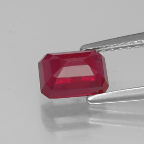 1.69カラットの天然ピンクレッドルビー（7.2×5.2 mm・エメラルドカット）