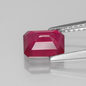 1.29カラットの天然ピンクレッドルビー（6.8×5 mm・エメラルドカット）