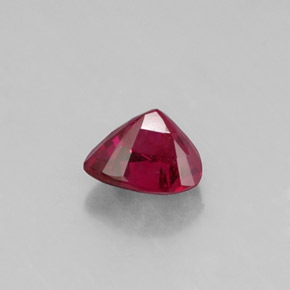 0.61カラットの天然ピンクレッドルビー（5.2×4.7 mm・トリリアント）