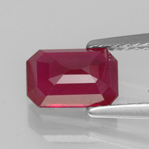 1.49カラットの天然ピンクレッドルビー（7.8×5.3 mm・エメラルドカット）