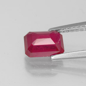 1.50カラットの天然ピンクレッドルビー（6.9×5 mm・エメラルドカット）