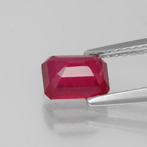 1.42カラットの天然ピンクレッドルビー（6.8×5 mm・エメラルドカット）