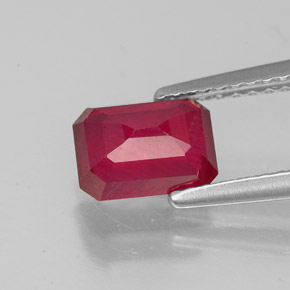 1.59カラットの天然ピンクレッドルビー（7.2×5.2 mm・エメラルドカット）