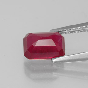 1.56カラットの天然ピンクレッドルビー（7.1×5.1 mm・エメラルドカット）
