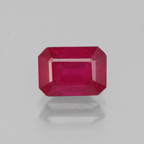 1.46カラットの天然ピンクレッドルビー（7.2×5.2 mm・エメラルドカット）