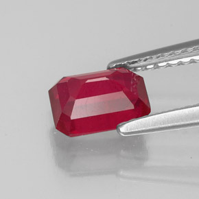 1.27カラットの天然バイオレットレッドルビー（6.8×4.9 mm・エメラルドカット）