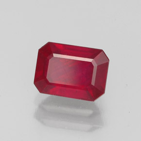 1.63カラットの天然ピンクレッドルビー（7.1×5.2 mm・エメラルドカット）