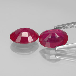 カラットの天然バイオレットレッドルビー（7.9×6.1 mm・オーバルカット）