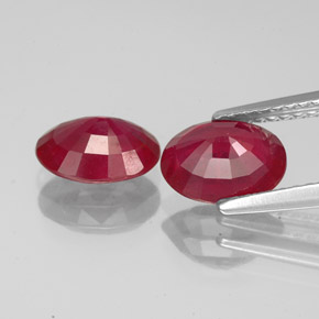 カラットの天然ピンクレッドルビー（8×6.1 mm・オーバルカット）