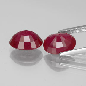 カラットの天然ピンクレッドルビー（7.7×6.1 mm・オーバルカット）