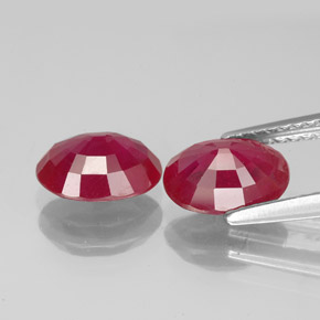 カラットの天然ピンクレッドルビー（8.2×6.2 mm・オーバルカット）