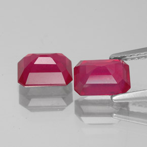 カラットの天然ピンクレッドルビー（6.9×5.1 mm・エメラルドカット）