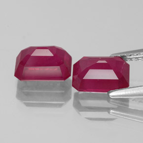 カラットの天然ピンクレッドルビー（7.1×5.1 mm・エメラルドカット）