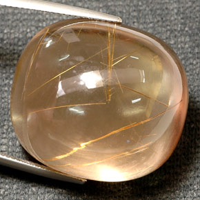 78.65カラットの天然無色＆ゴールドルチルクォーツ（27.2×24.5 mm・透明）