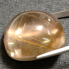78.65カラットの天然無色＆ゴールドルチルクォーツ（27.2×24.5 mm・透明）
