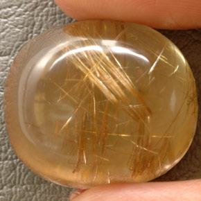 48.93カラットの天然無色＆ゴールドルチルクォーツ（23.2×20.2 mm・透明）