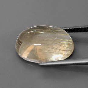 13.66カラットの天然無色＆ゴールドルチルクォーツ（18×13.3 mm・オーバルカット）
