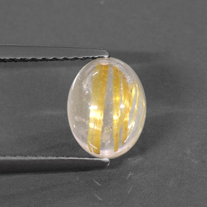 1.66カラットの天然無色＆ゴールドルチルクォーツ（8.1×6.4 mm・透明）