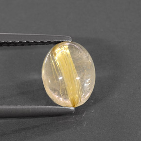1.55カラットの天然無色＆ゴールドルチルクォーツ（8×6.4 mm・透明）
