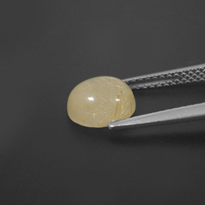1.63カラットの天然無色＆ゴールドルチルクォーツ（8×6.3 mm・透明）
