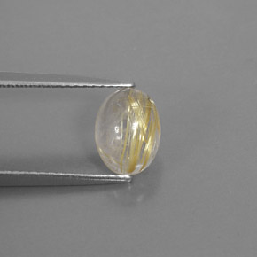 1.69カラットの天然無色＆ゴールドルチルクォーツ（8.5×6.4 mm・透明）