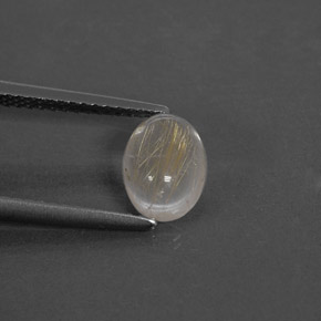 1.35カラットの天然無色＆ゴールドルチルクォーツ（8.2×6 mm・透明）