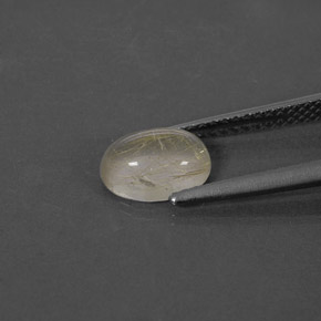1.35カラットの天然無色＆ゴールドルチルクォーツ（8.2×6 mm・透明）