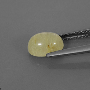 1.58カラットの天然無色＆ゴールドルチルクォーツ（8.1×6.1 mm・透明）