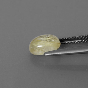 1.40カラットの天然無色＆ゴールドルチルクォーツ（7.8×5.8 mm・透明）