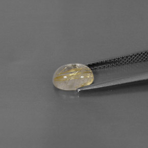 1.33カラットの天然無色＆ゴールドルチルクォーツ（8×6 mm・透明）