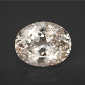 9.61カラットの天然ゴールデンルチルトパーズ（13.7×11 mm・オーバルカット）